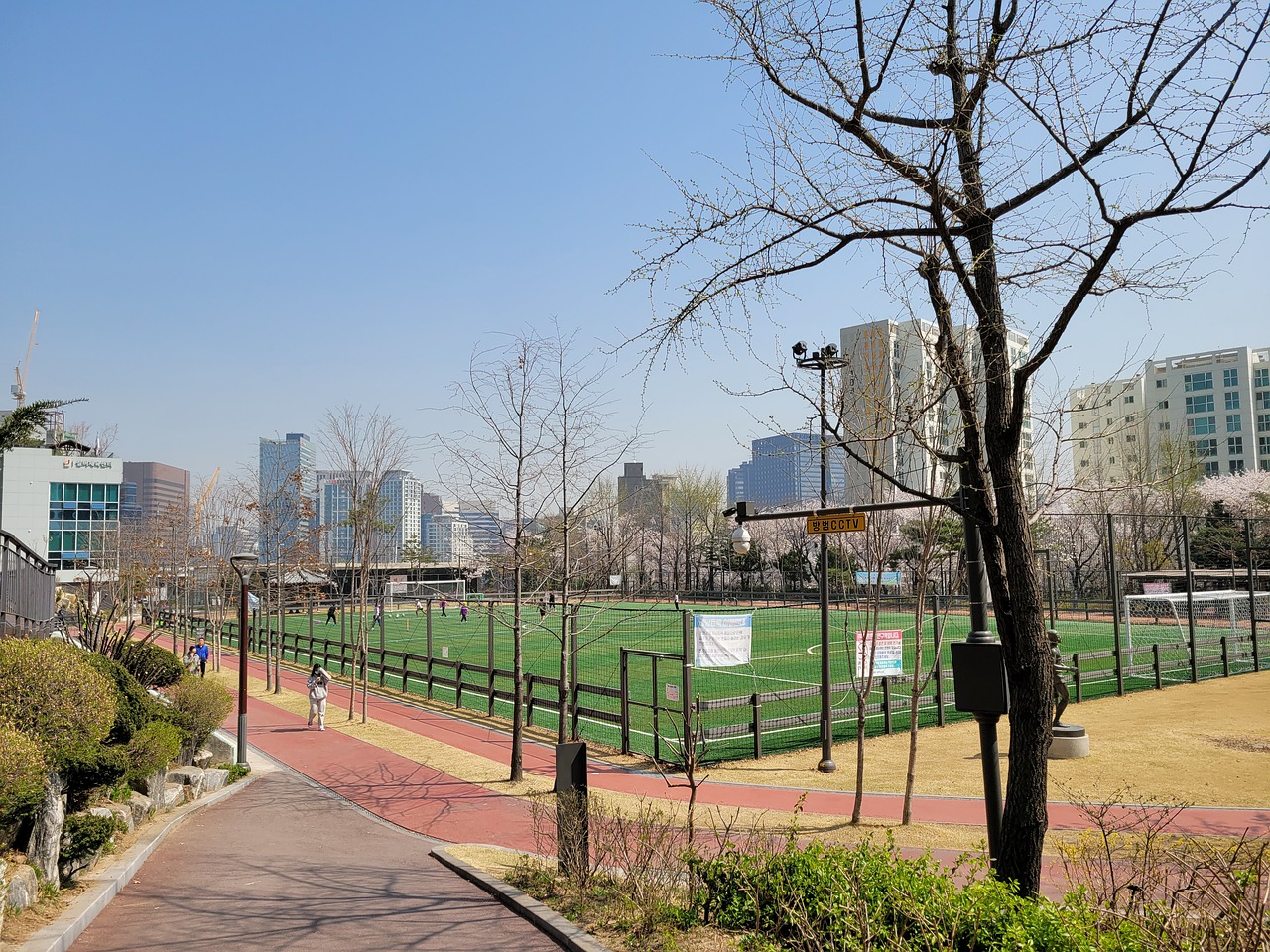 使他成为尼
